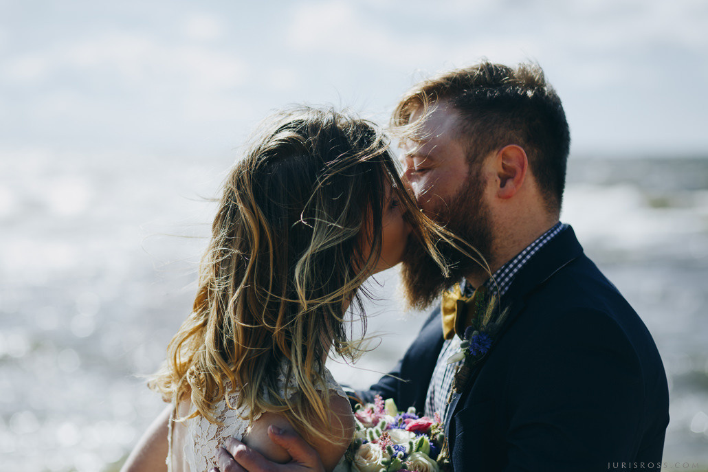 Kāzu solījums vējainā jūras krastā un mielasts romantiskā Liepupes mui