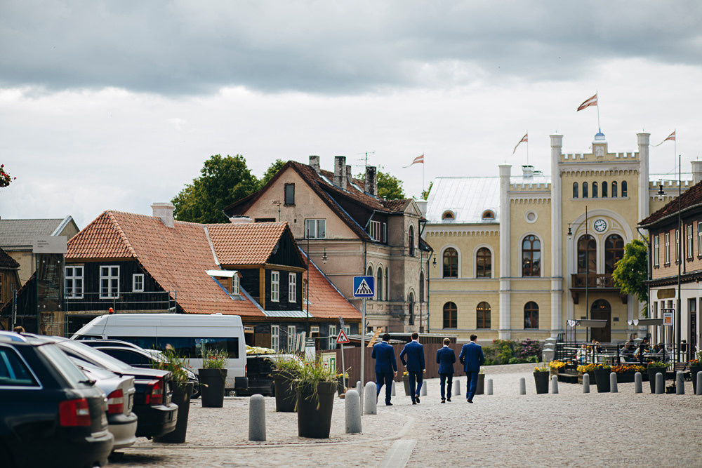 Agenturas Mīlestība organizētās kāzas Kuldīgā, balta volga un svinības