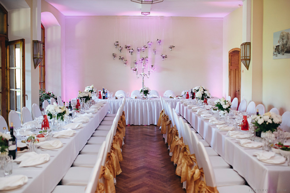 Agenturas Mīlestība organizētās kāzas Kuldīgā, balta volga un svinības