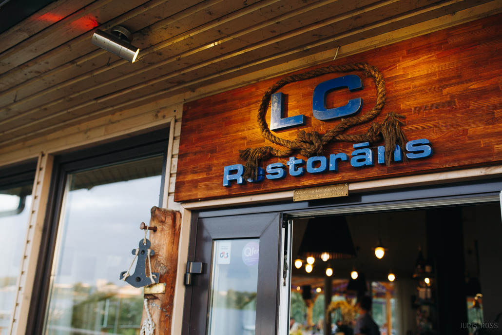 Kāzu diena ar lavandas aromātu Vidzemes lavandu audzētavā un svinības