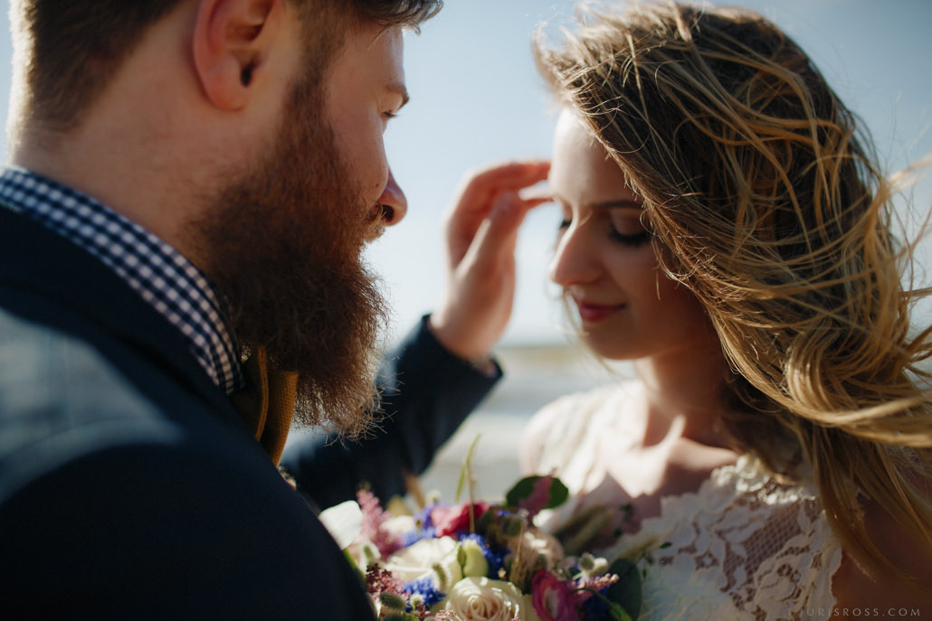 Kāzu solījums vējainā jūras krastā un mielasts romantiskā Liepupes mui