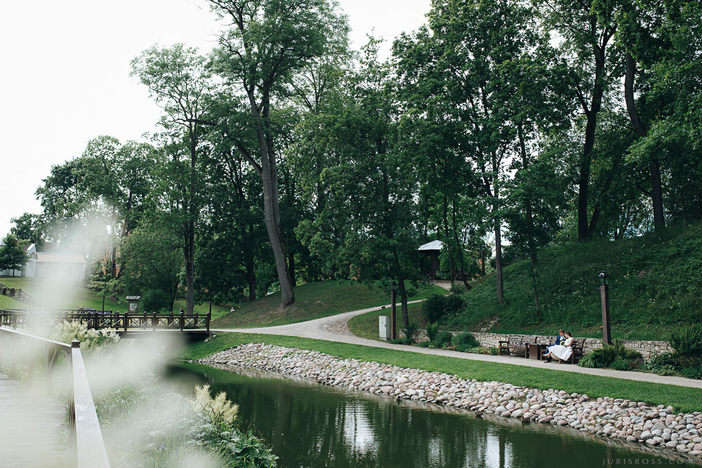 Agenturas Mīlestība organizētās kāzas Kuldīgā, balta volga un svinības