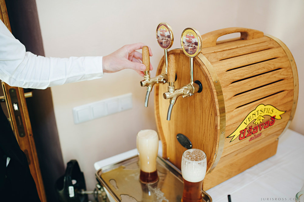 Agenturas Mīlestība organizētās kāzas Kuldīgā, balta volga un svinības