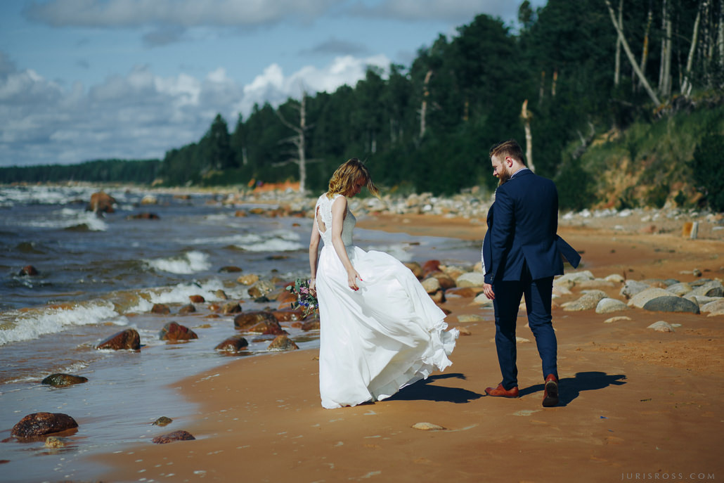 Kāzu solījums vējainā jūras krastā un mielasts romantiskā Liepupes mui