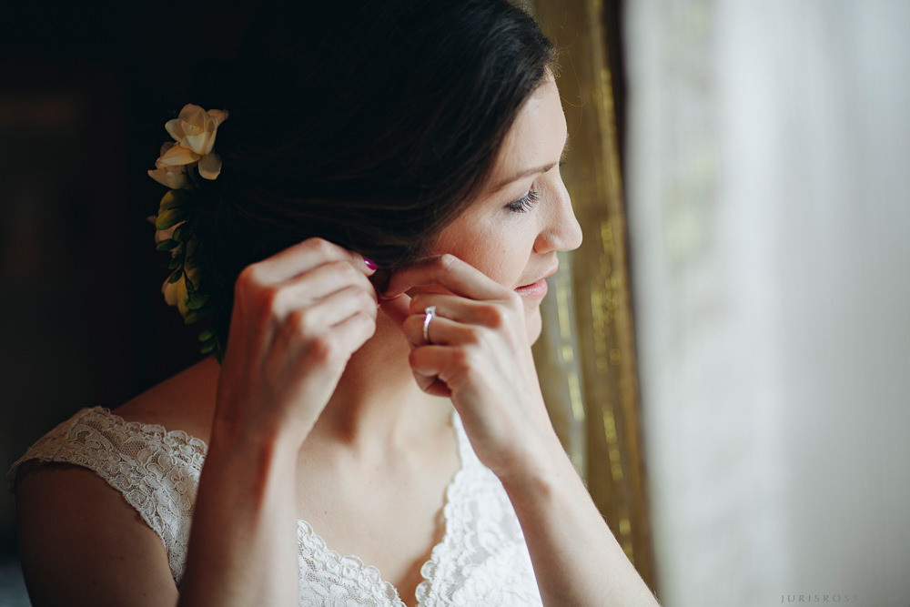 Agenturas Mīlestība organizētās kāzas Kuldīgā, balta volga un svinības