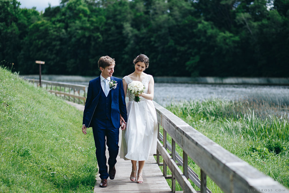 Agenturas Mīlestība organizētās kāzas Kuldīgā, balta volga un svinības