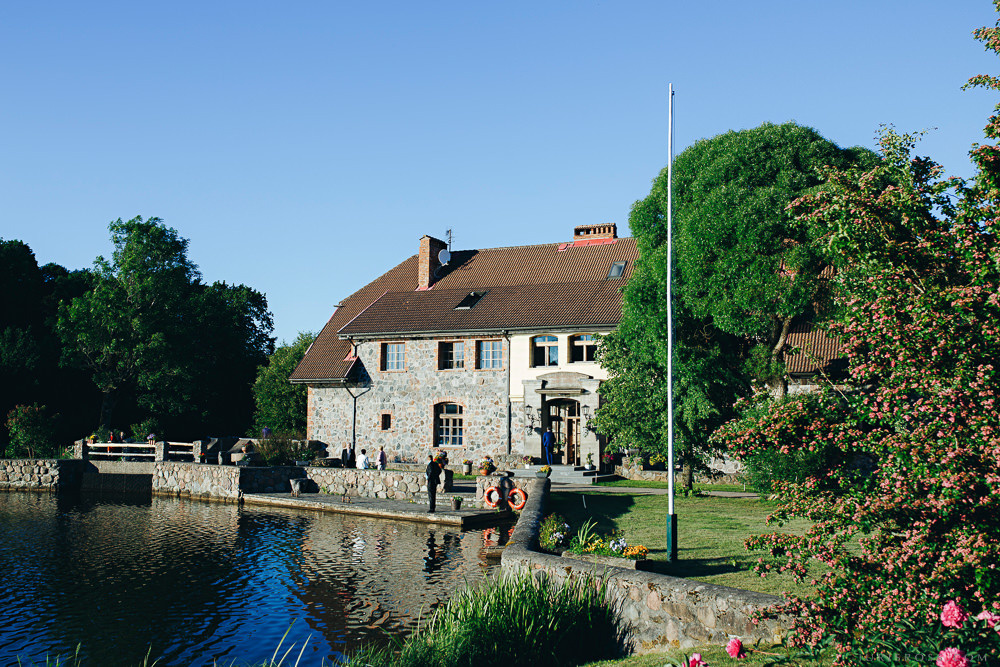 Agenturas Mīlestība organizētās kāzas Kuldīgā, balta volga un svinības