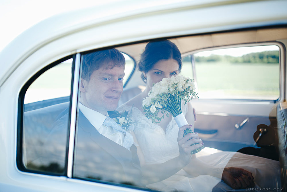 Agenturas Mīlestība organizētās kāzas Kuldīgā, balta volga un svinības