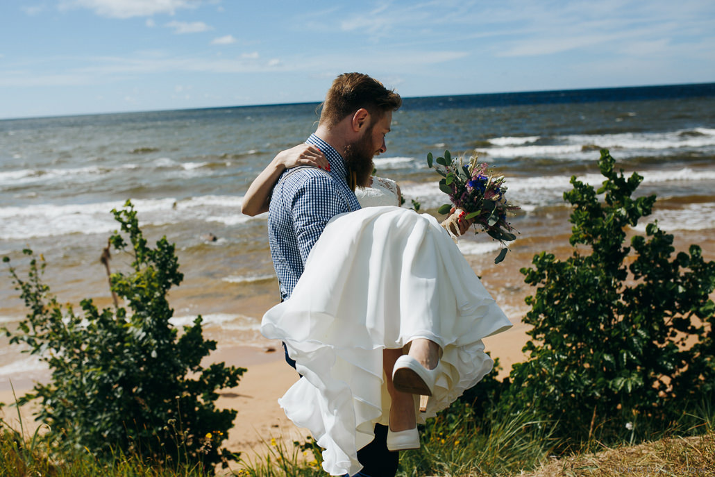 Kāzu solījums vējainā jūras krastā un mielasts romantiskā Liepupes mui