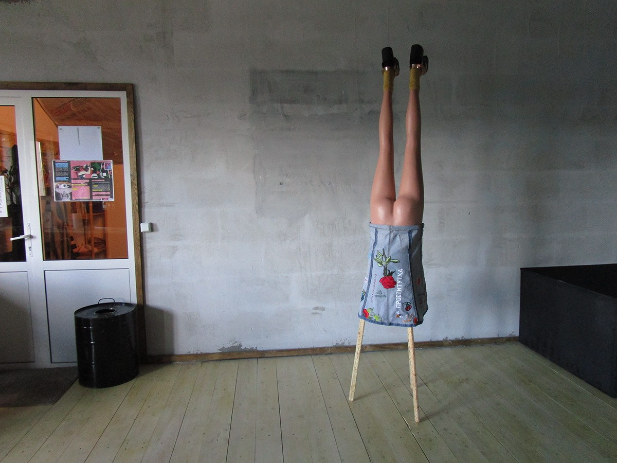 'V podole', mannequin, clothing, shoes, embroidery, thermal stickers, 2019. Often, low self-esteem becomes part of our personality and penetrates the body of consciousness, poisoning life, and causing suffering, and at the same time, it is often disguised as a voice of conscience, help, or good advice. It seems to us that we soberly assess our qualities, talents, and skills, but we are deceived by the usual form and do not at all grasp the destructive essence of these false statements.