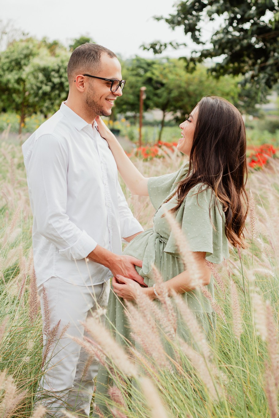 Ensaio Gestante em Campos de Flores em Holambra | Joyce Maria Fotografia. Joyce Maria Fotografia | Fotógrafa em Holambra
