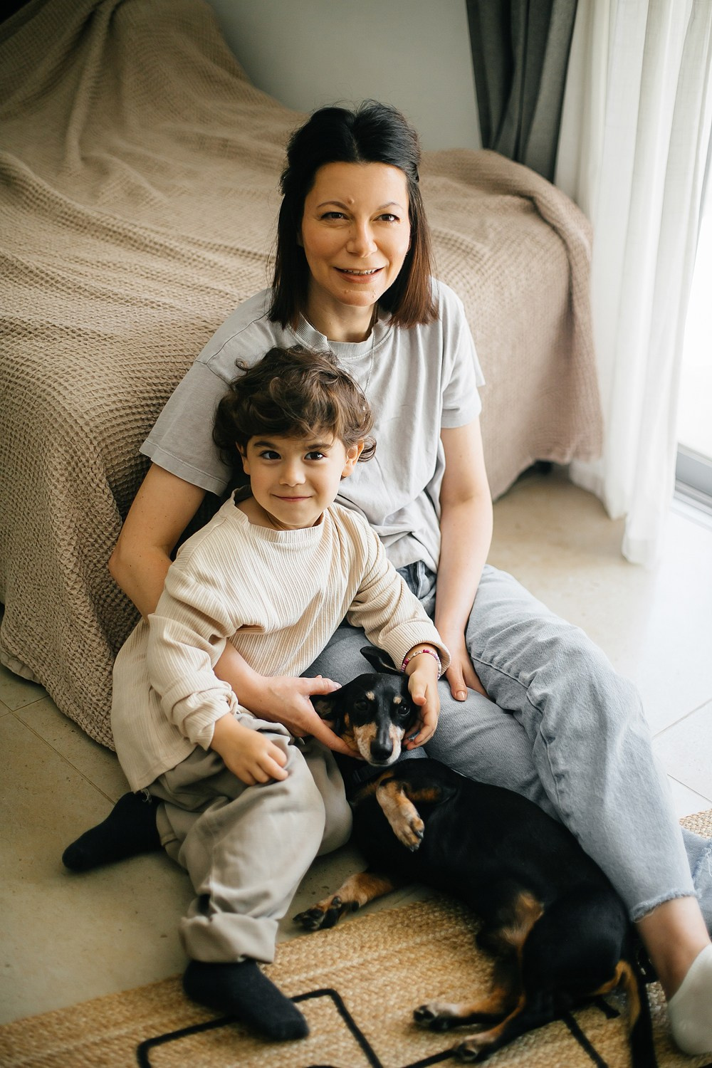 Mom&daughter at home. Family photographer in Israel
