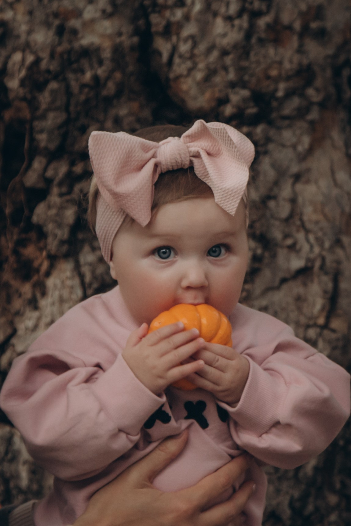 Family in nature. Family and children’s lifestyle photographer Elena Tumanova