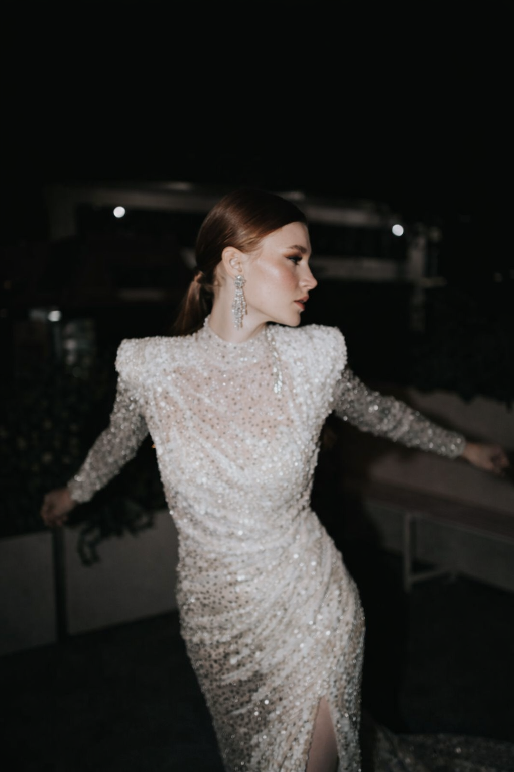 Servizio fotografico diciottesimo in abito bianco con luci calde della città di Roma sullo sfondo.