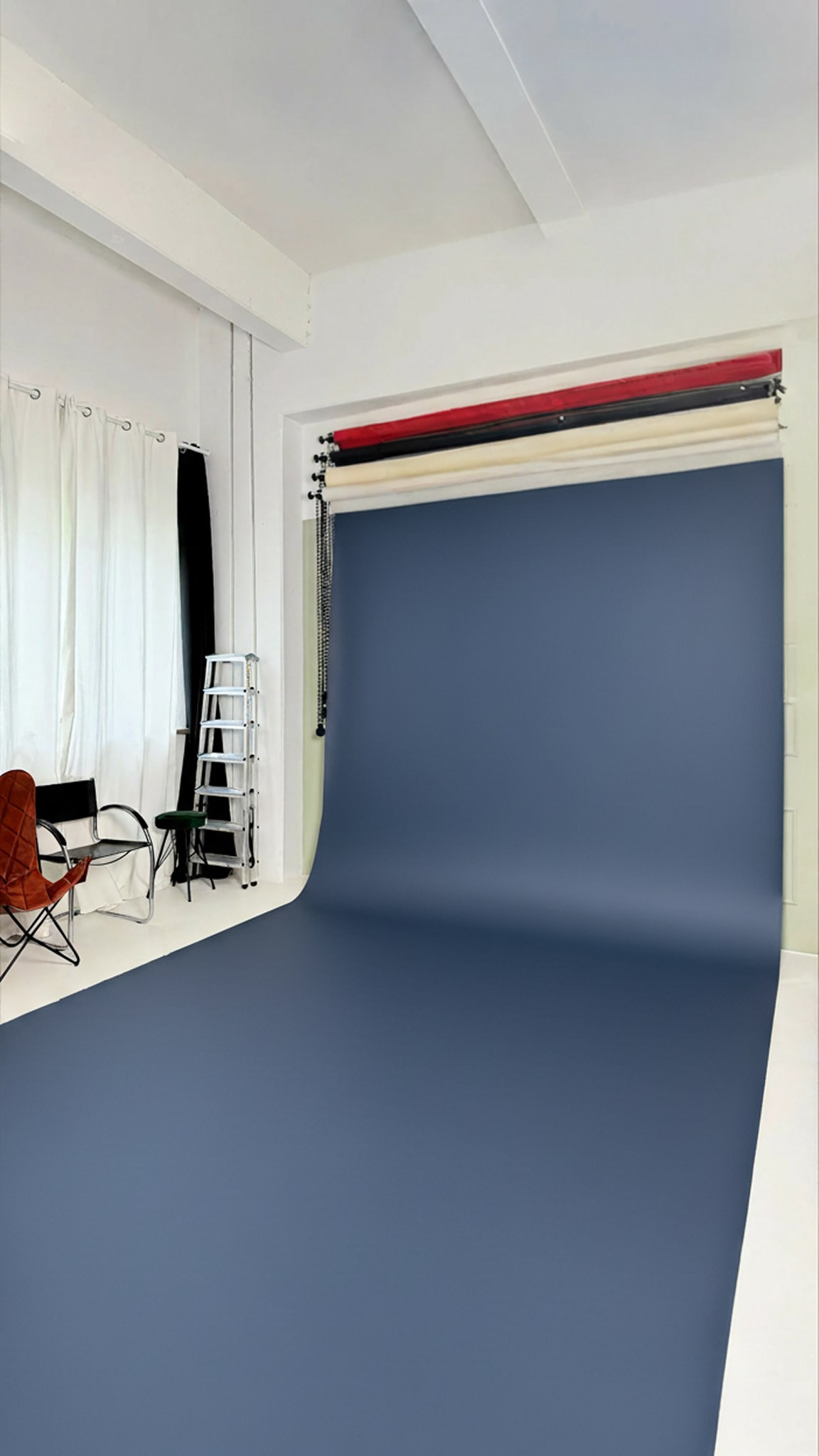 Papier-Hintergrund Royal Blue im Fotostudio Aesthetic Space München – satt und ausdrucksstark für Fashion Portraits und Corporate Shootings