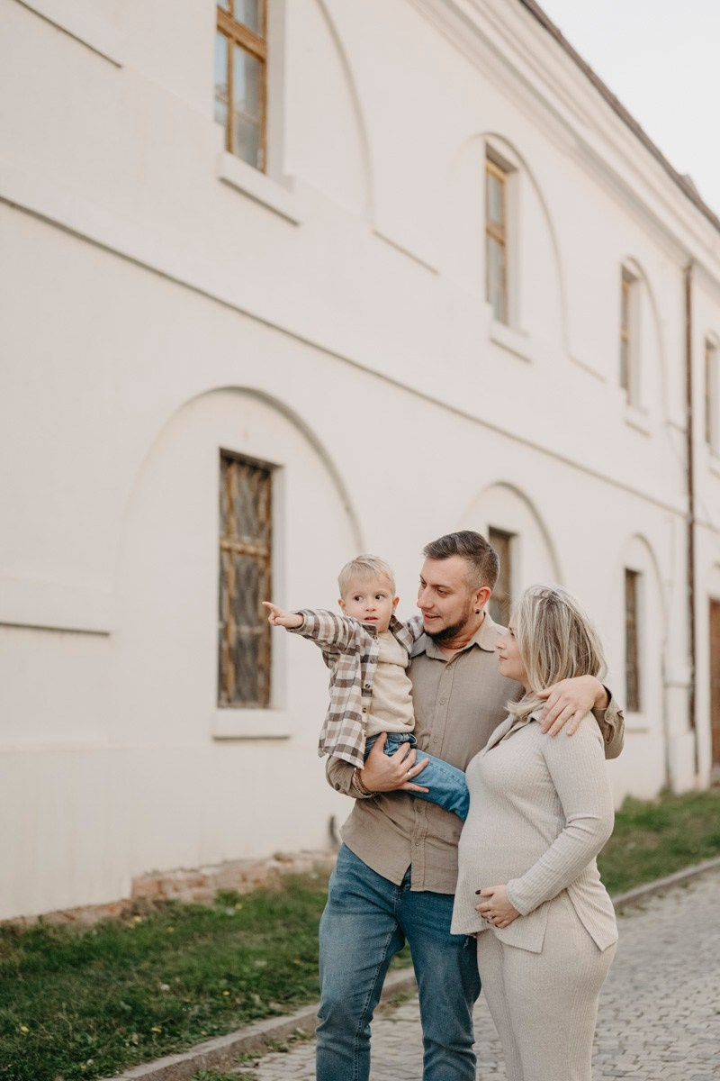 Zlata, Nemanja i Aleksej — porodicno fotografisanje napolju. Deciji i porodicni fotograf u Beogradu Oksana Skendzic
