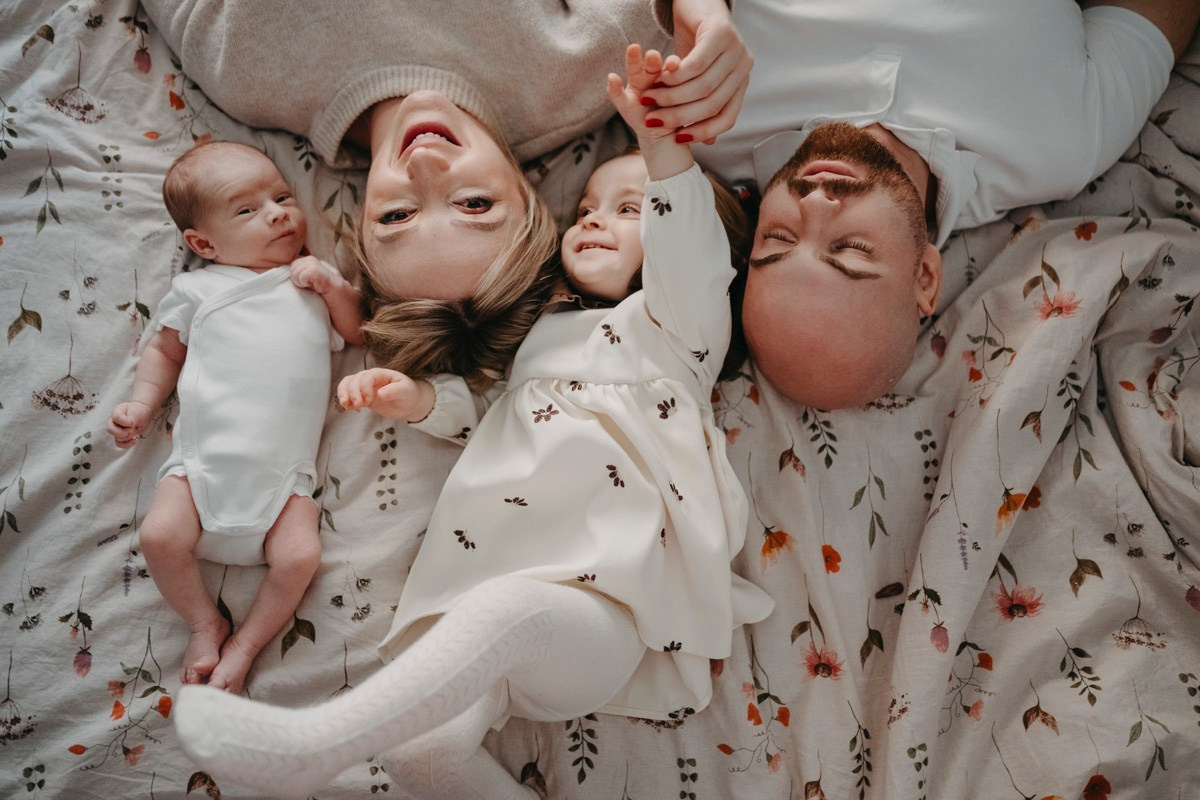 Maja Wilijam Lana i Hana — porodicno fotografisanje bebe kod kuce. Deciji i porodicni fotograf u Beogradu Oksana Skendzic