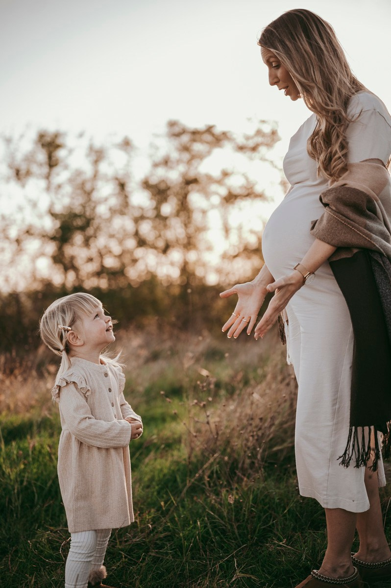 Milena / trudnicko fotografisanje sa porodicom. Deciji i porodicni fotograf u Beogradu Oksana Skendzic