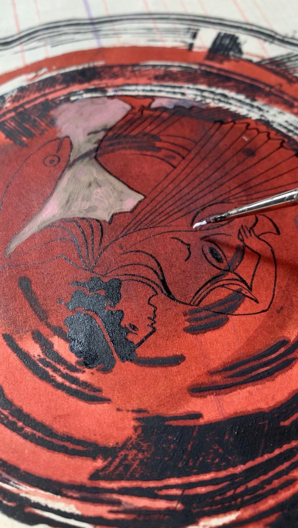 In Panem Quotidianum, Nadia Kuprina trasforma un registro contabile del 1918–1930 in un’opera che unisce memoria e gesto contemporaneo. Ogni pagina — con il nome e gli acquisti di un cliente — diventa un pezzo unico, identificato dal suo numero originale. I piatti e le posate sono stampati a mano in linoleografia; il piatto, dipinto in inchiostro seppia, richiama le decorazioni dell’antica Grecia. Il risultato è un dialogo tra antico e moderno, dove la tradizione della decorazione dei piatti incontra la riflessione sul pasto condiviso come racconto di vita.