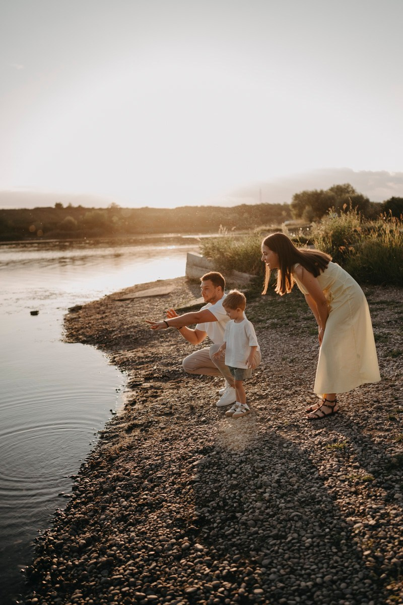 Djurdjica, Tadej i Miloje porodicno fotografisanje napolju. Deciji i porodicni fotograf u Beogradu Oksana Skendzic