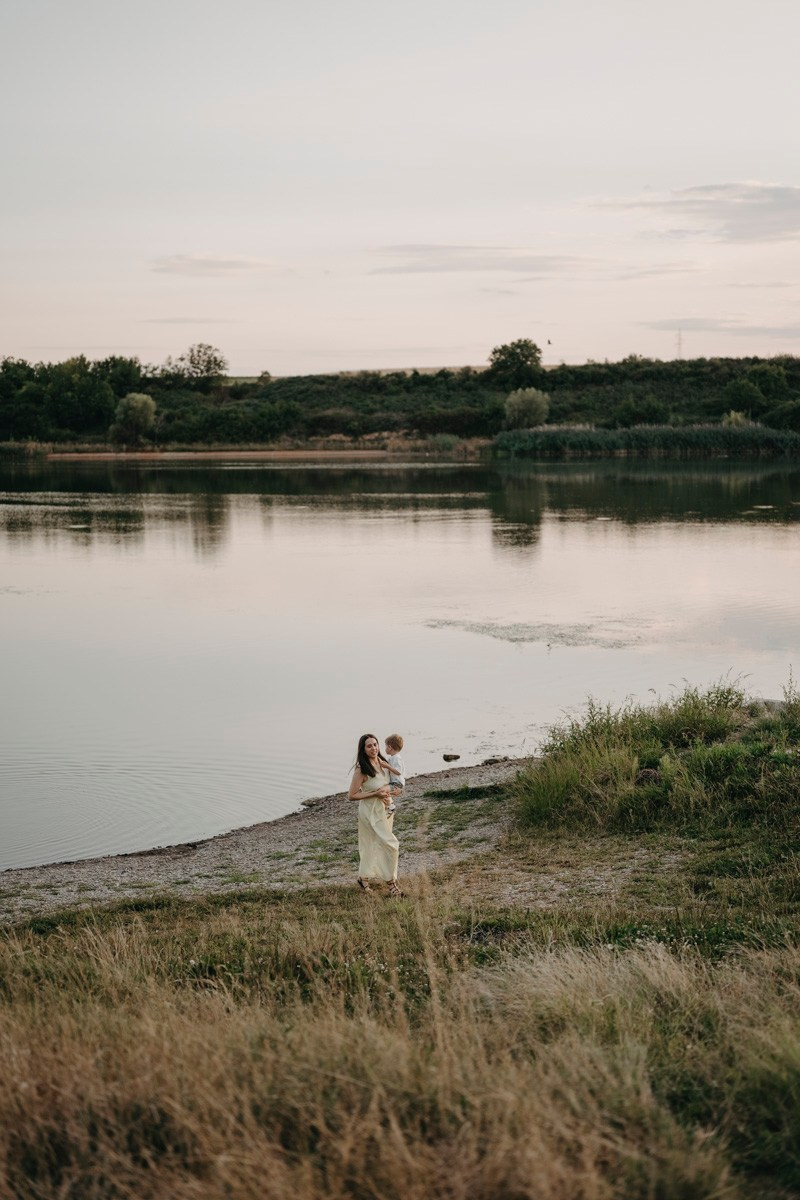 Djurdjica, Tadej i Miloje porodicno fotografisanje napolju. Deciji i porodicni fotograf u Beogradu Oksana Skendzic