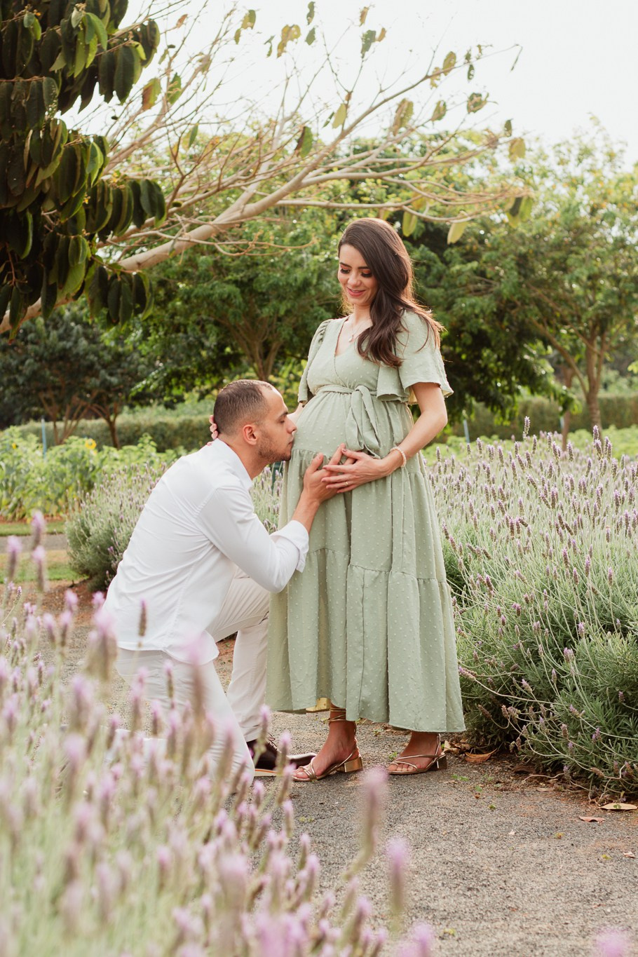 Ensaio Gestante em Campos de Flores em Holambra | Joyce Maria Fotografia. Joyce Maria Fotografia | Fotógrafa em Holambra