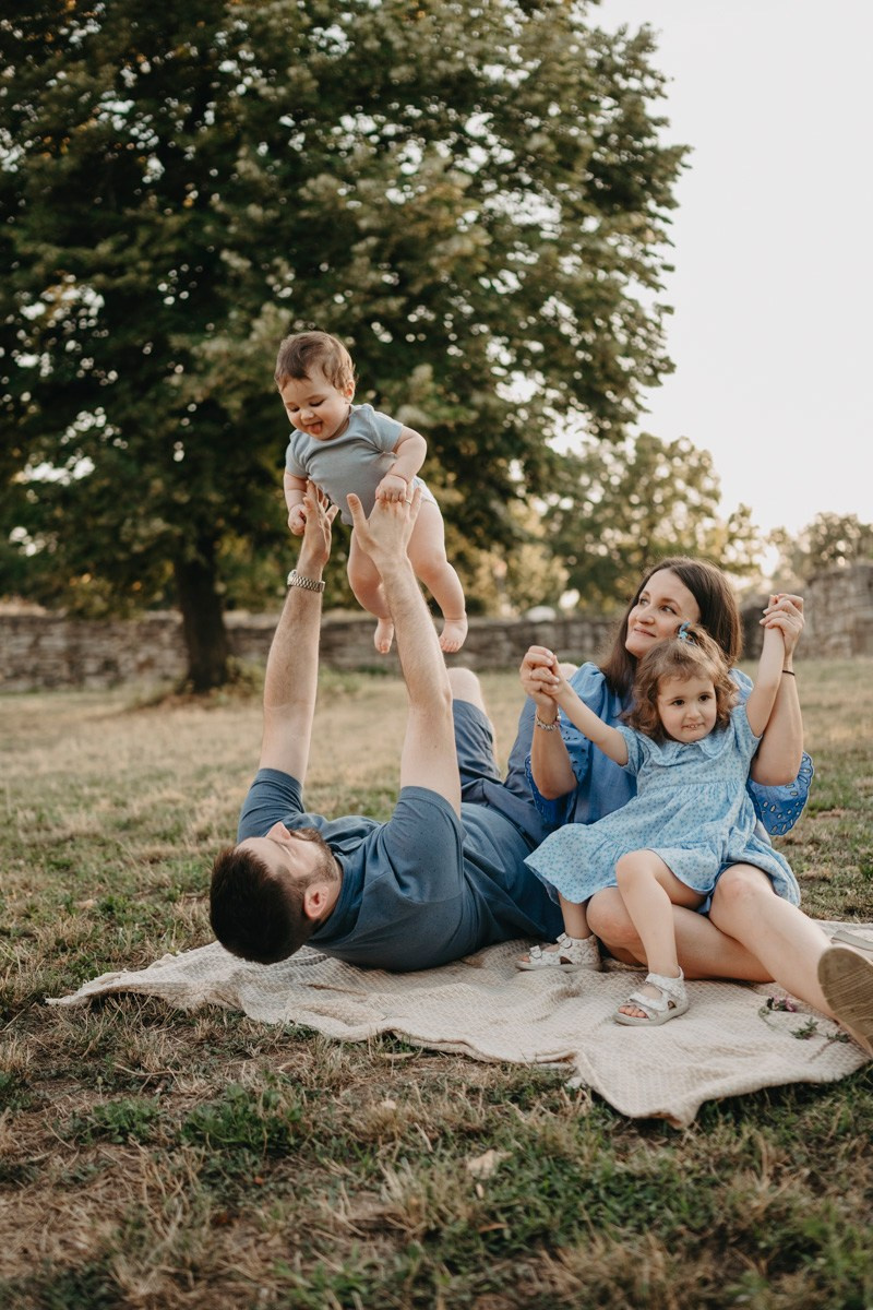 Jovana Zoran Jana i Bogdan — porodicno fotografisanje napolju. Deciji i porodicni fotograf u Beogradu Oksana Skendzic