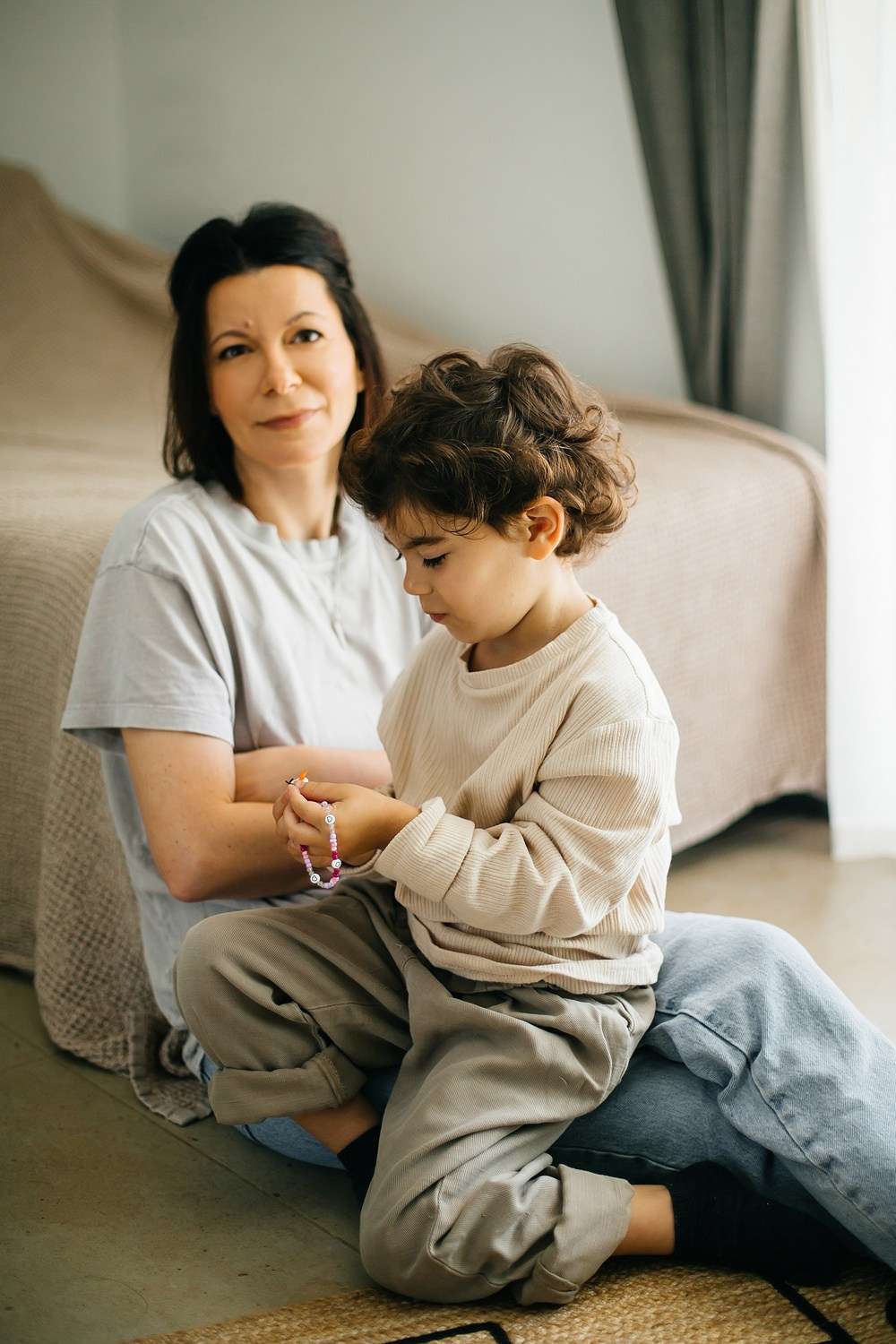 Mom&daughter at home. Family photographer in Israel