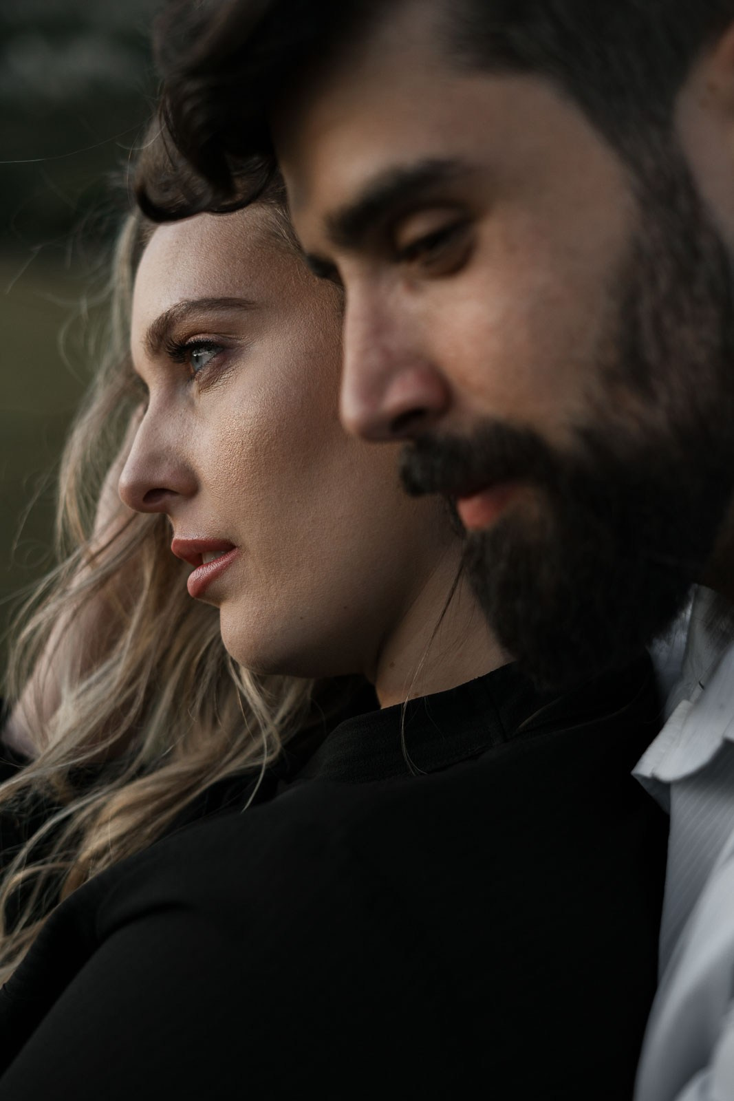 Ensaio pré-wedding em Lapinha da Serra MG com Sabrina e Vinícius, fotografia documental em meio à natureza, captando emoção real e momentos espontâneos.