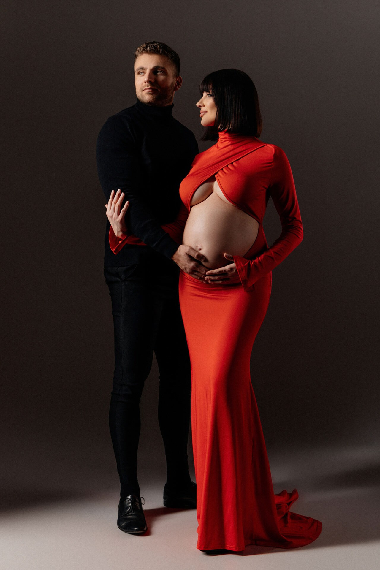 Schwangere Ehefrau in rotem Kleid