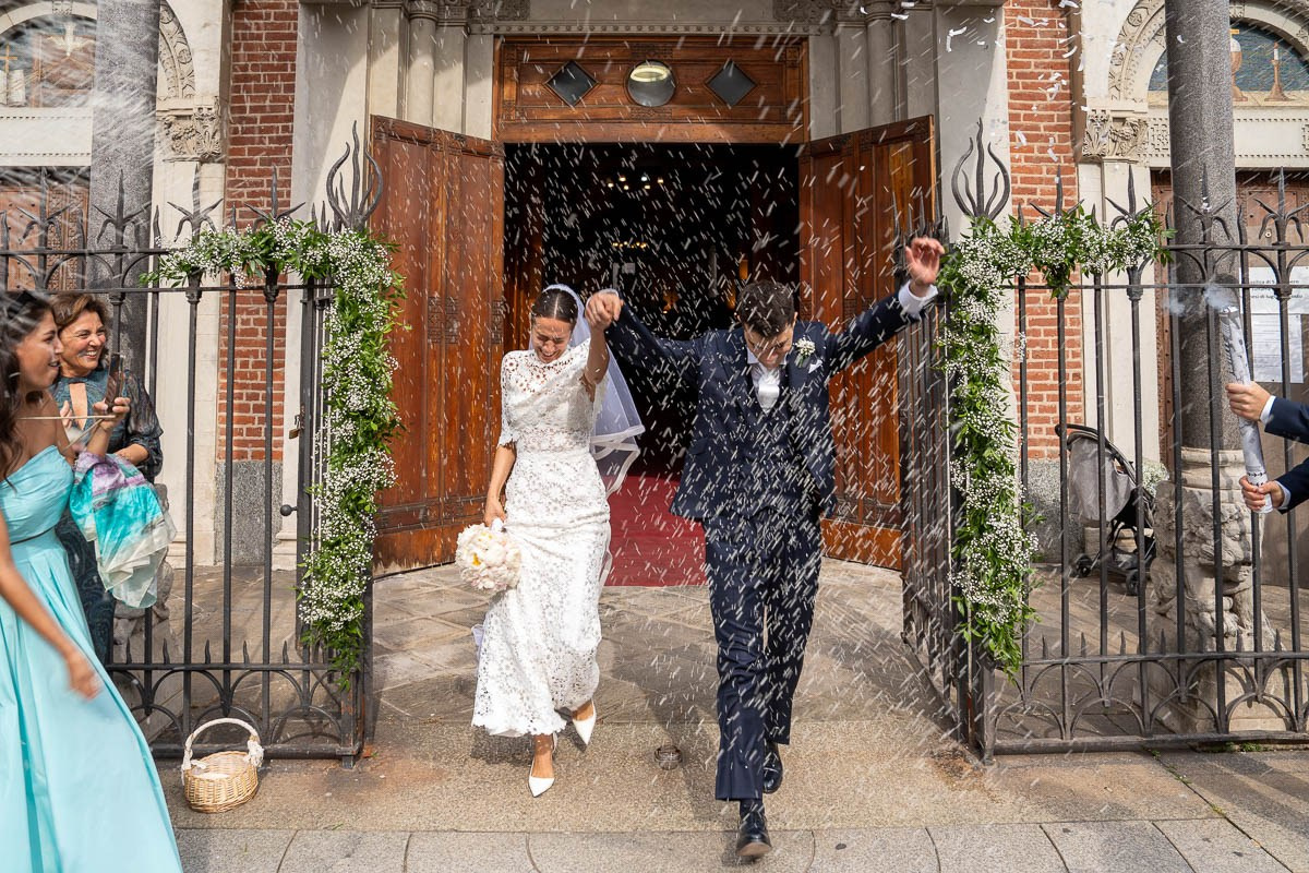 il lancio del riso- chiesa San Calimero - fotografia di matrimonio - Milano - Lombardia - curata da Lorenzo Mazzega Wedding Photographer