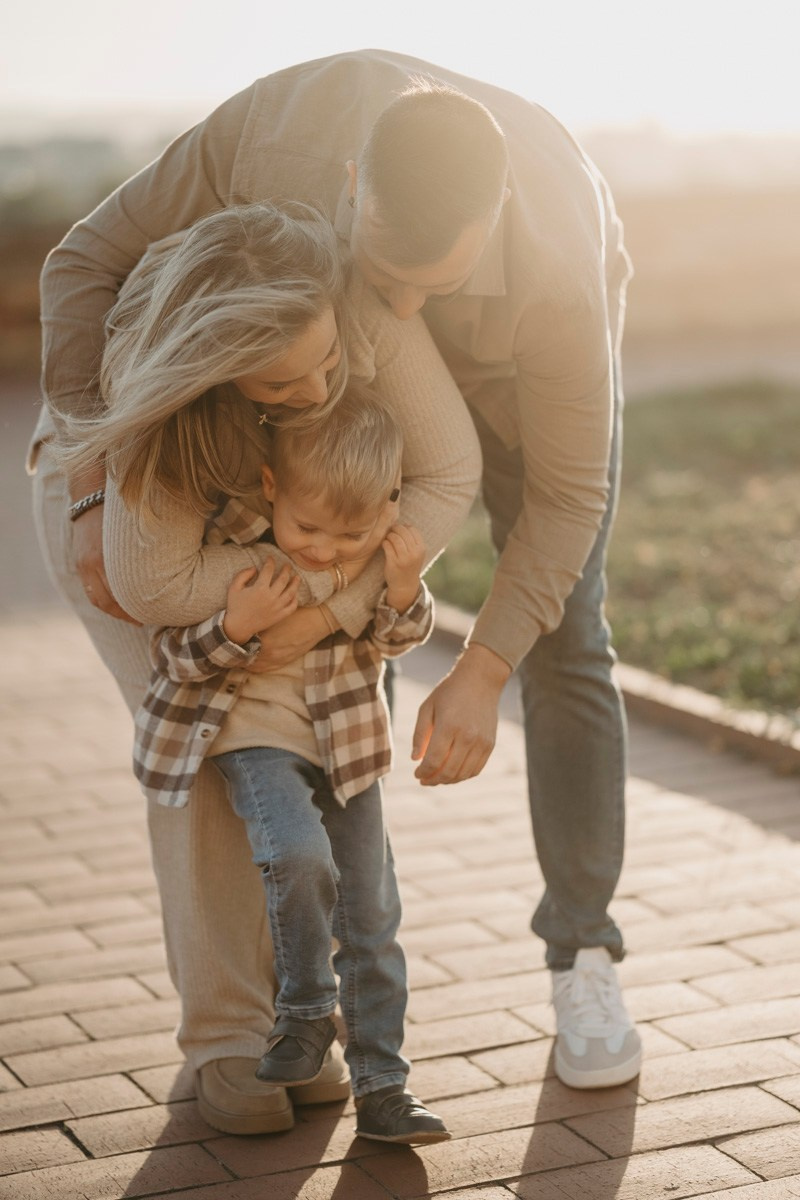 Zlata, Nemanja i Aleksej — porodicno fotografisanje napolju. Deciji i porodicni fotograf u Beogradu Oksana Skendzic