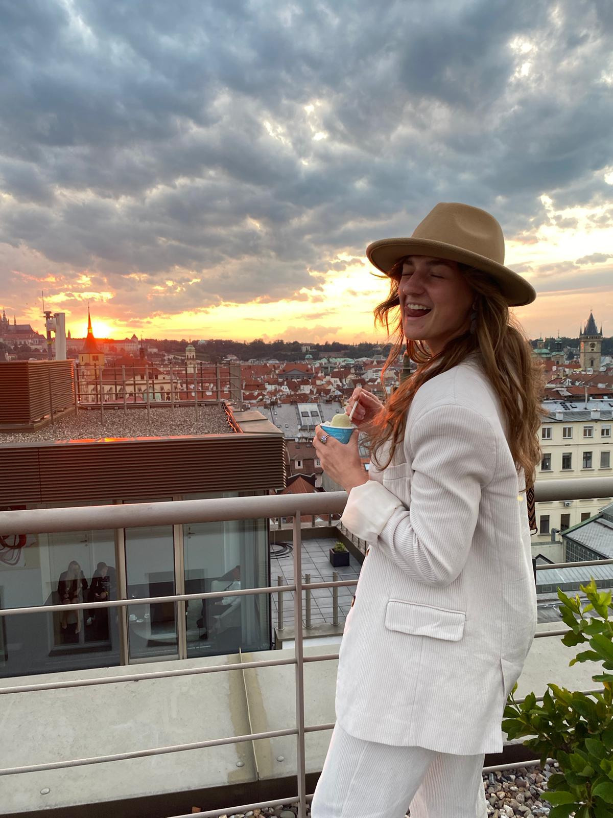 Společenské pozlátko vs. vnitřní pocit. Dana Lišková — Empathetic Photographer | Introspective Artist |Neurodivergent Coach | Founder of Artepy.cz