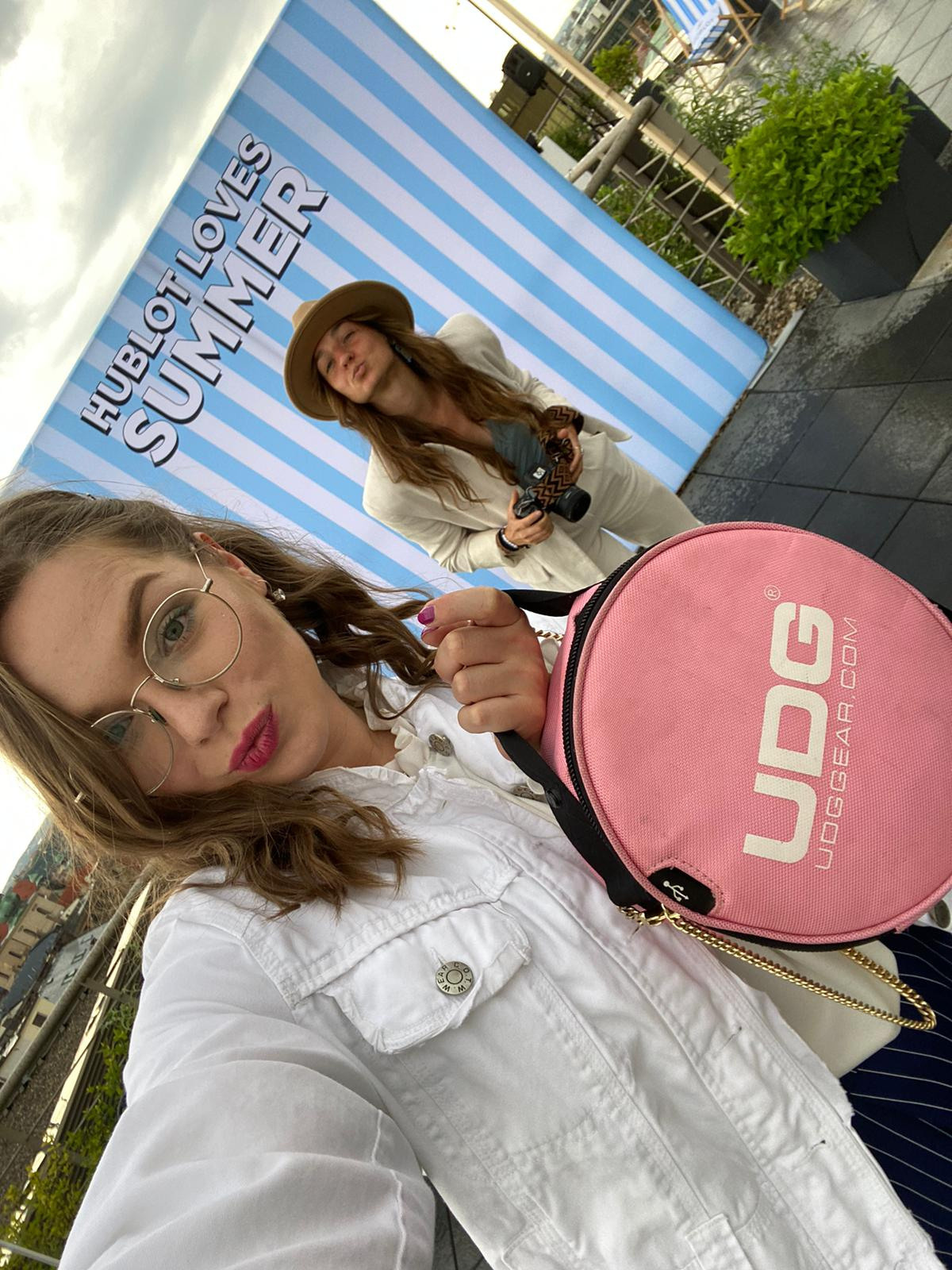 Společenské pozlátko vs. vnitřní pocit. Dana Lišková — Empathetic Photographer | Introspective Artist |Neurodivergent Coach | Founder of Artepy.cz