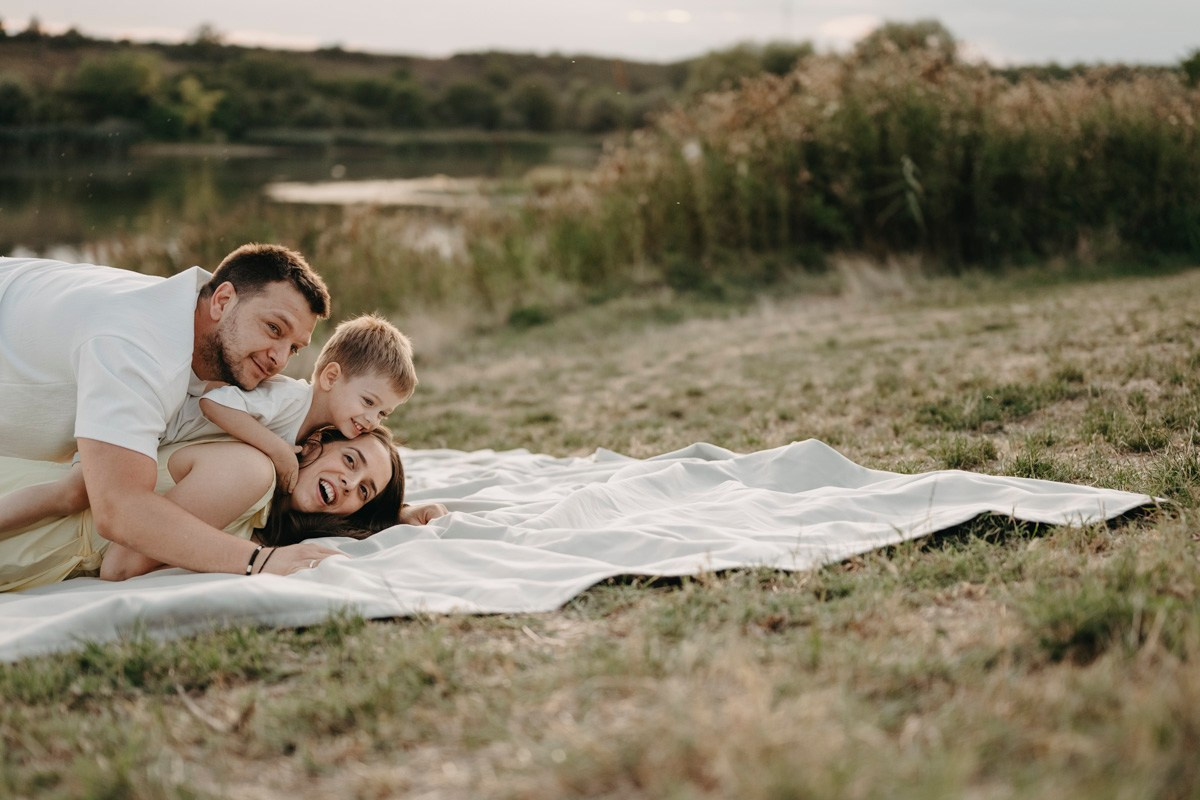 Djurdjica, Tadej i Miloje porodicno fotografisanje napolju. Deciji i porodicni fotograf u Beogradu Oksana Skendzic