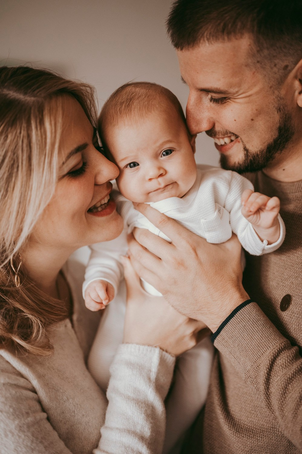 Porodicno fotografisanje sa bebom kod kuce / Ivana Miroslav i Nadica. Deciji i porodicni fotograf u Beogradu Oksana Skendzic