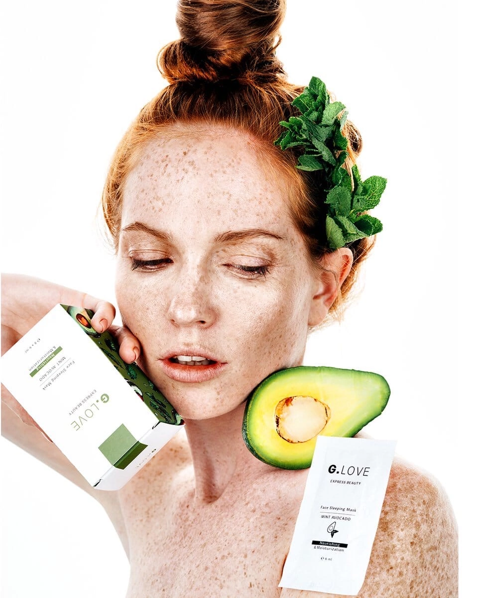 Woman with her hair tied back, exuding a sense of elegance and poise. Her makeup is light, highlighting her natural beauty and radiant skin. The clean background puts the focus entirely on her face, emphasizing the timeless beauty of simplicity and the power of a well-defined silhouette.