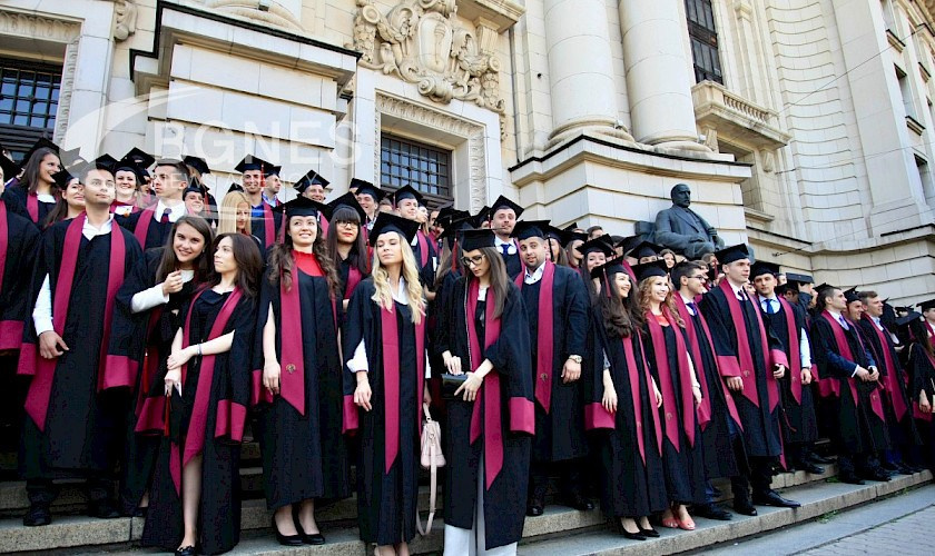 Академични тоги и шапки за университети | Официално облекло|togiishapki.bg. 🎓 Togiishapki.bg — Тоги и академични шапки за дипломиране на студенти, ученици и деца