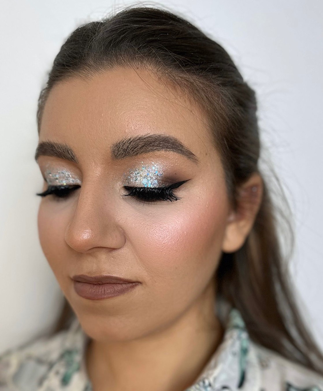 „Machiaj de eveniment sofisticat și rezistent, cu ten impecabil, privire intensă și buze definite. Potrivit pentru nunți, petreceri și ocazii speciale.”