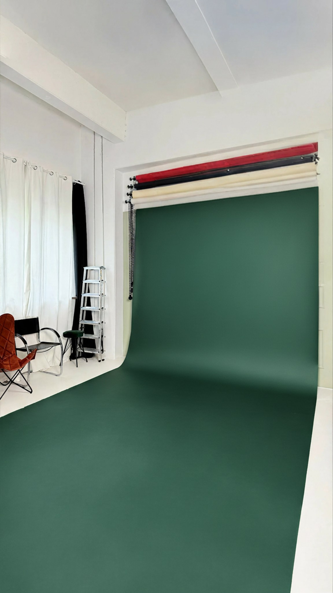 Papier-Hintergrund Dunkelgrün im Fotostudio Aesthetic Space München – für ausdrucksstarke Editorial und Fashion-Kampagnen