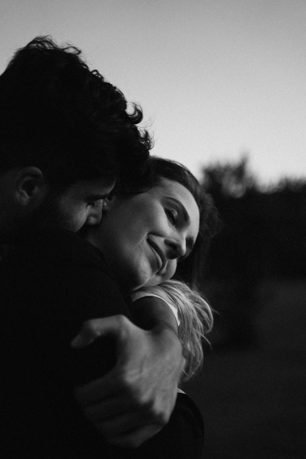 Sabrina e Vinícius em Lapinha da Serra MG, ensaio pré-wedding com fotografia documental em campo aberto, natureza ampla, céu aberto e registros espontâneos sem poses forçadas, apenas emoção real.