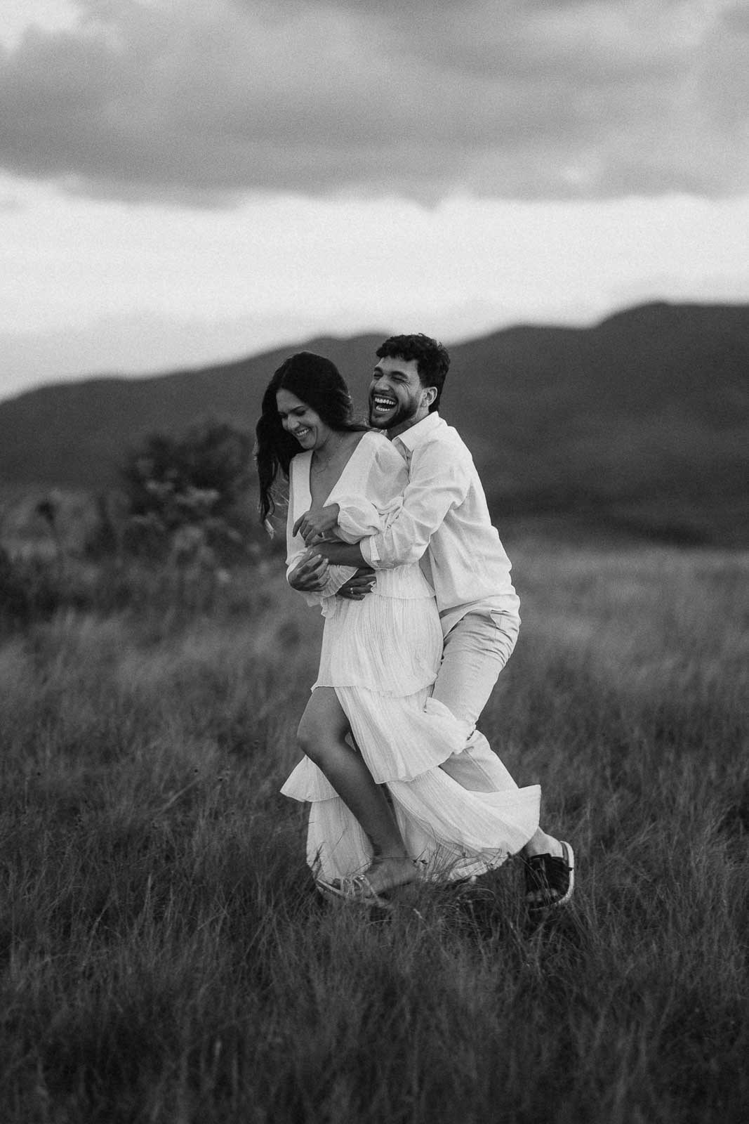 Larissa e Rafael em ensaio pre wedding documental em Lavras Novas, Minas Gerais, com pôr do sol e luz natural. Fotografias espontâneas, leves e atemporais registradas por Edu e Josi Fotografia, fotógrafos de casamento em Belo Horizonte e MG.
