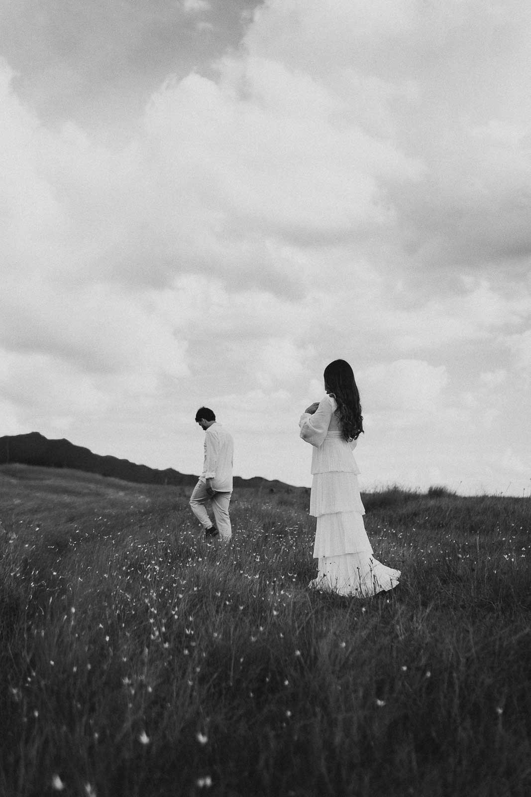 Larissa e Rafael em pre wedding em Minas Gerais com atmosfera documental e romântica. Fotografias autênticas registradas por Edu e Josi Fotografia.