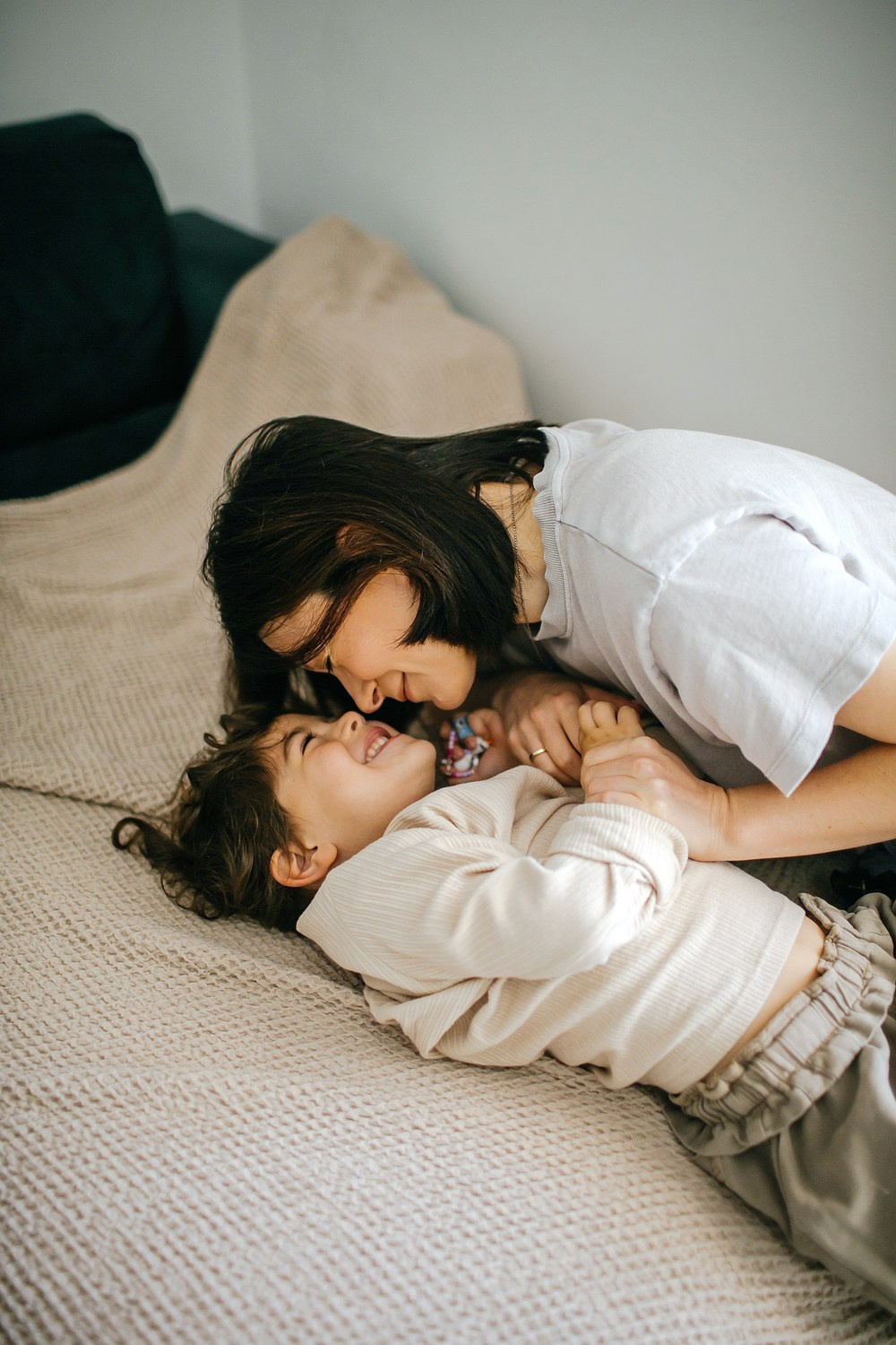 Mom&daughter at home. Family photographer in Israel