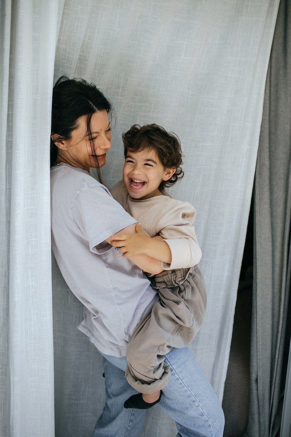Mom&daughter at home. Family photographer in Israel