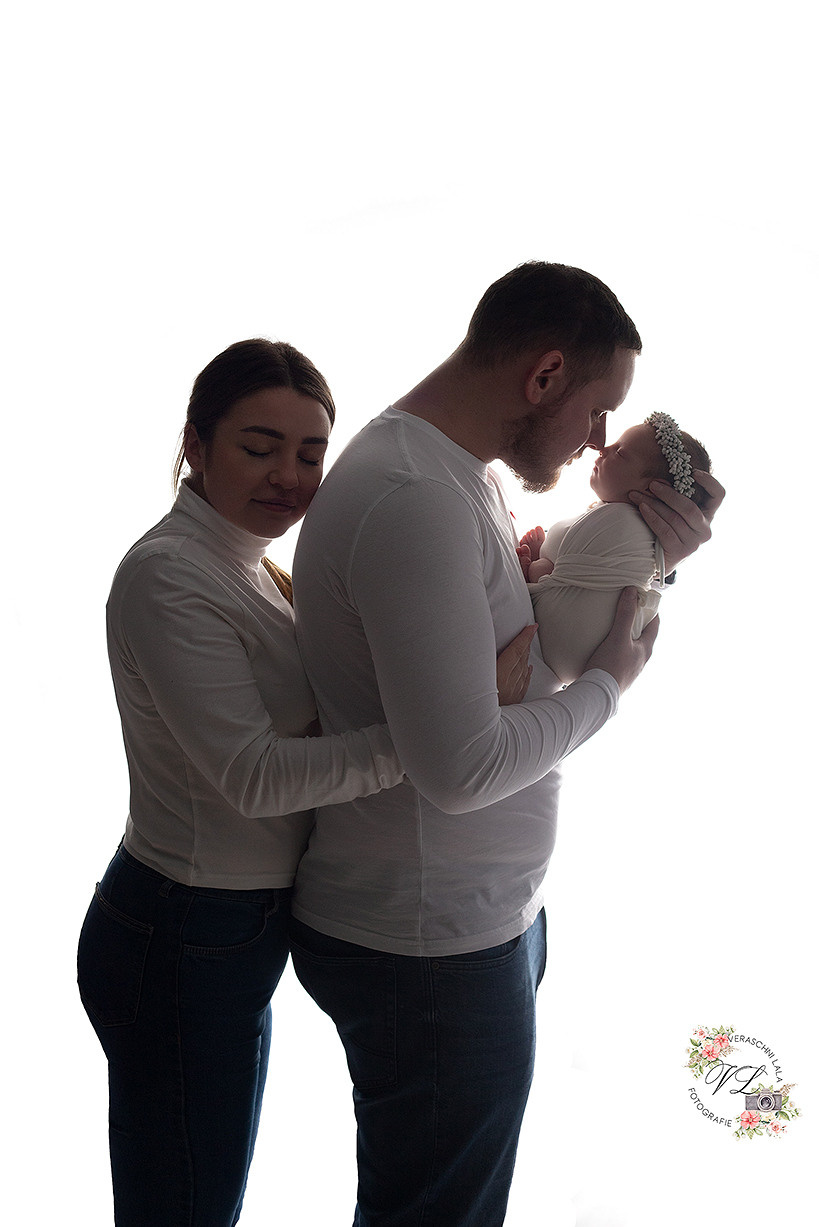 Newborn. Neugeboren und Babybauchfotoshooting in Cloppenburg
