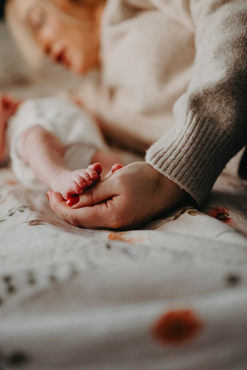 Maja Wilijam Lana i Hana — porodicno fotografisanje bebe kod kuce. Deciji i porodicni fotograf u Beogradu Oksana Skendzic