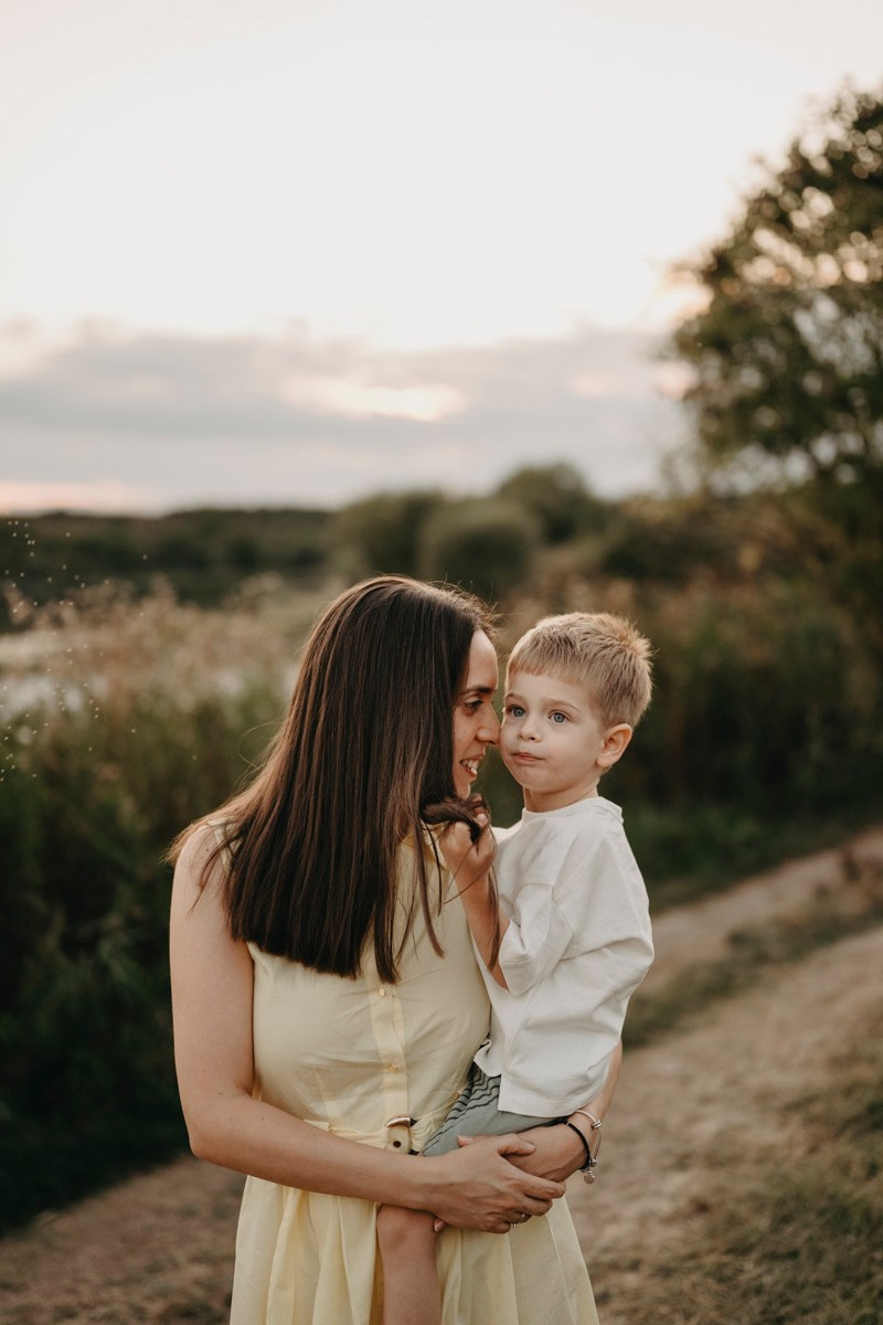 Djurdjica, Tadej i Miloje porodicno fotografisanje napolju. Deciji i porodicni fotograf u Beogradu Oksana Skendzic