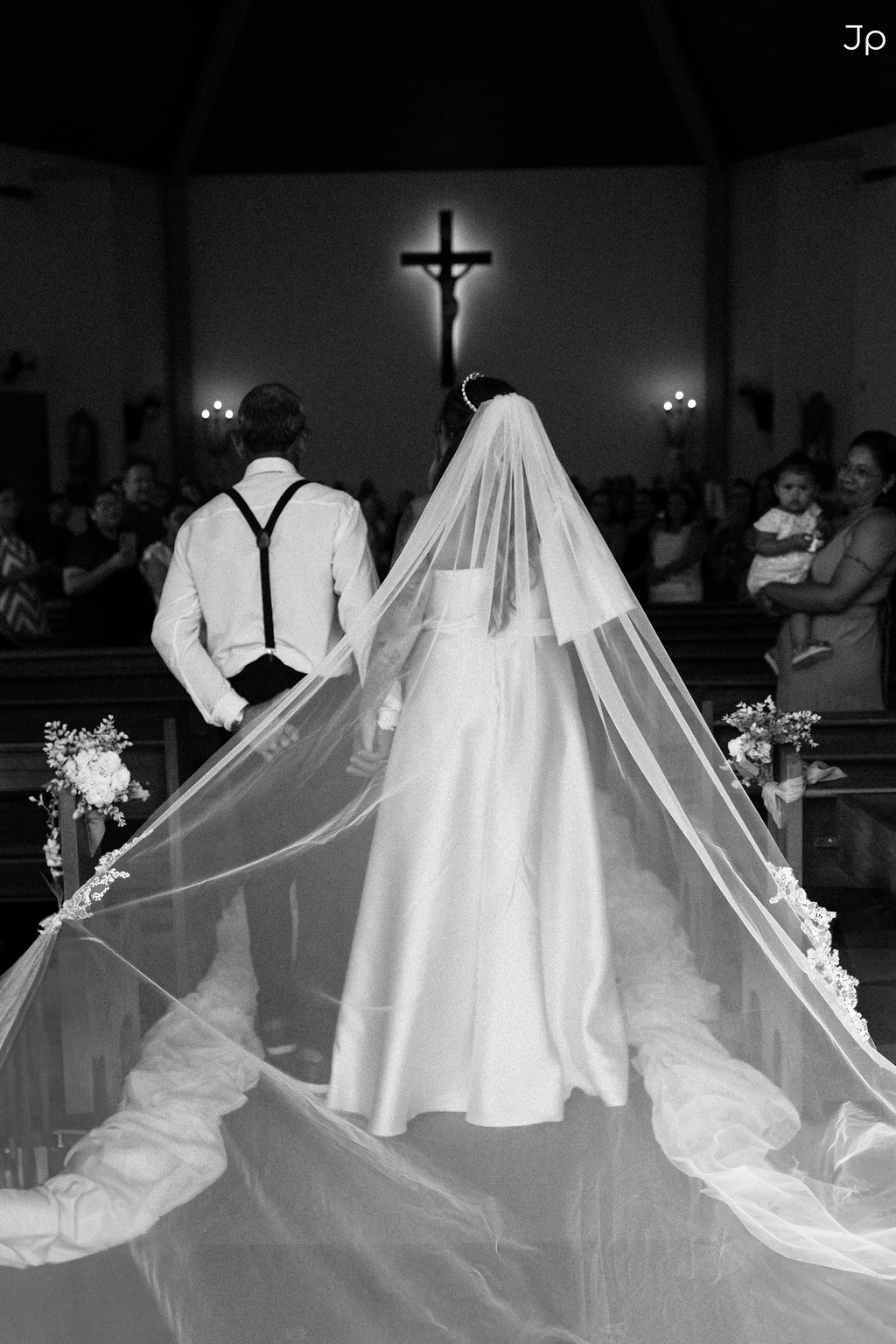 Momento que Fotógrafo de Bariri registra a noiva entra no corredor da igreja em Bariri.
