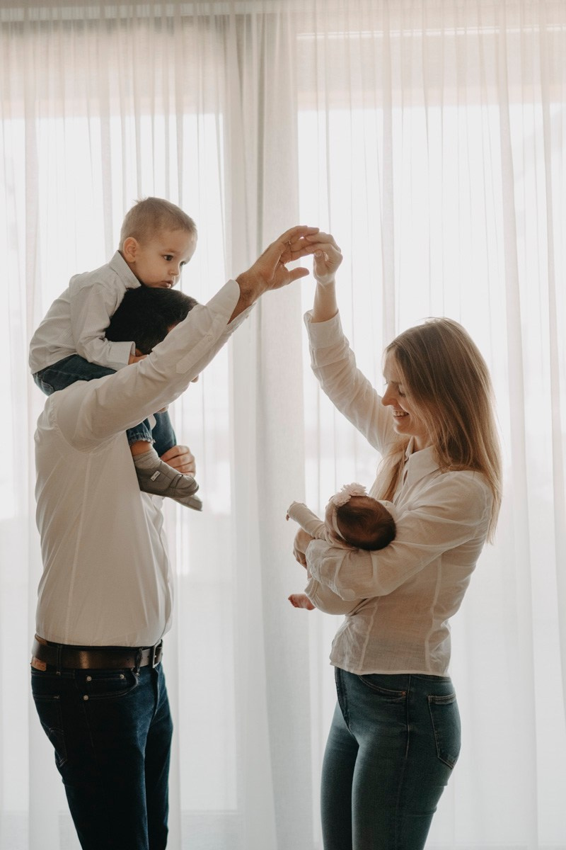 Fotografisanje bebe kod kuce — Milana, Milos, Marko i Mila. Deciji i porodicni fotograf u Beogradu Oksana Skendzic